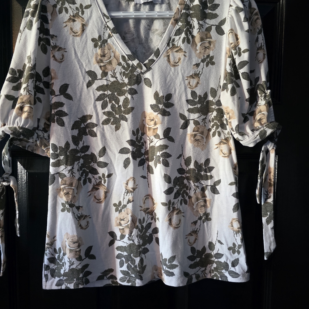 Suzy Shier White and Gray Floral V-Neck Blouse